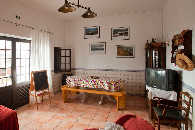 Ericeira Chill Hill Hostel & Private Rooms - Peach Garden - 1